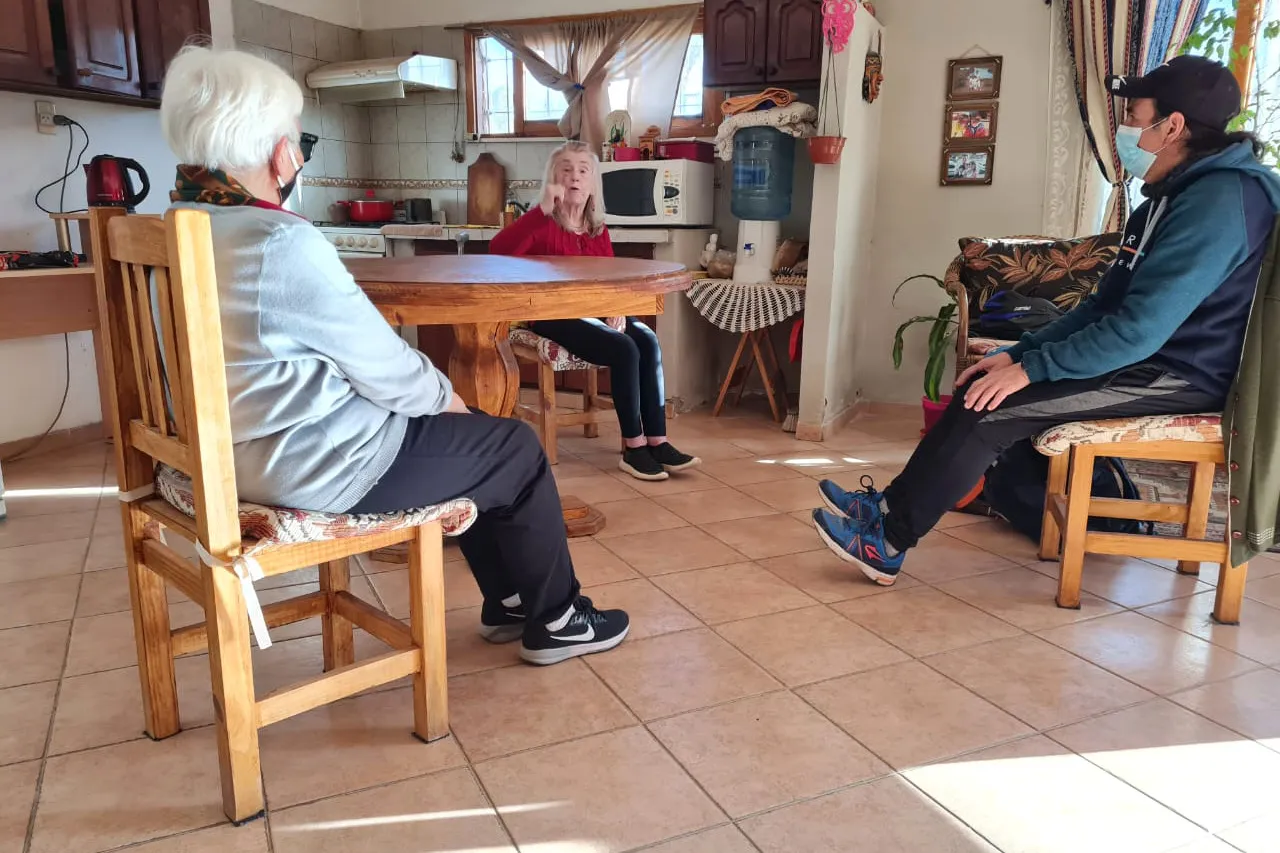 Acompañamiento a domicilio: una profesional de Ámbar con una persona mayor en su casa.