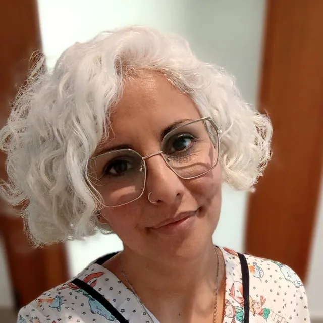 Retrato de Sabrina Cabanelas, operadora en psicología social en Ámbar