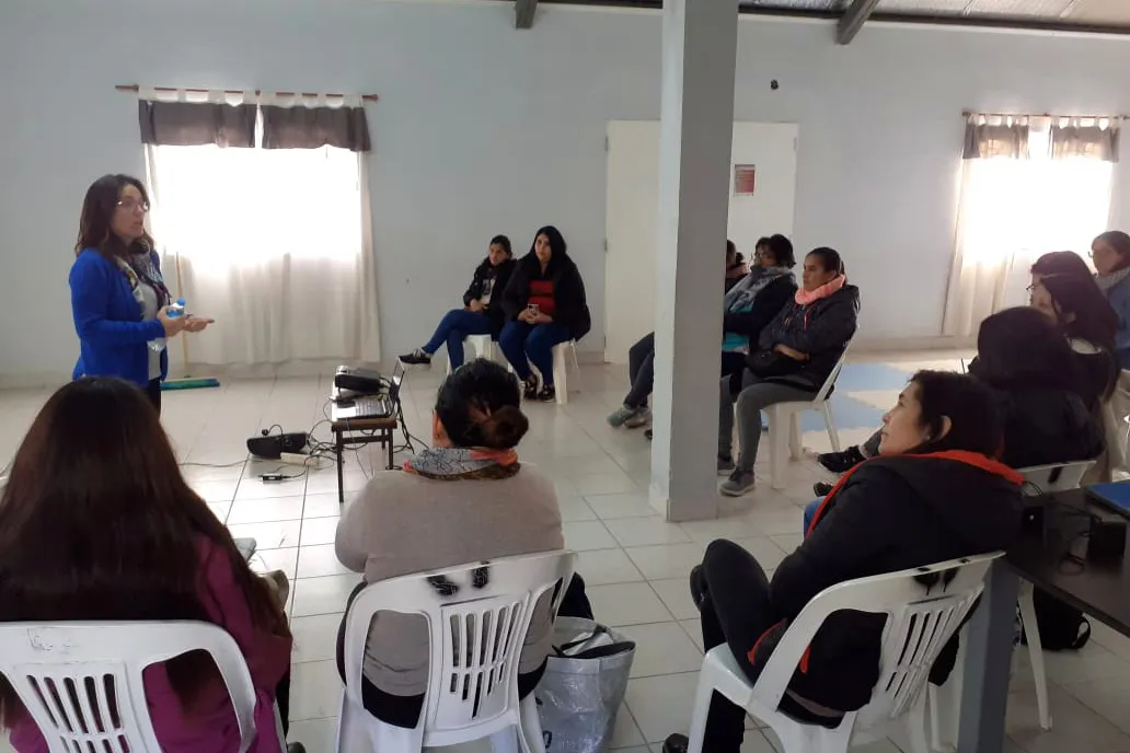 Taller y charla del equipo de Ámbar con personas mayores.